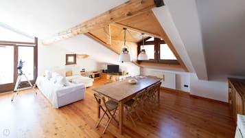 Apartemen (3 Bedrooms) | Area keluarga | Televisi 24-inci dengan saluran TV kabel