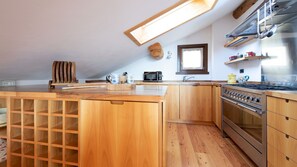 Apartamento (3 Bedrooms) | Cozinha privada | Micro-ondas, fogão, chaleira elétrica, torradeira
