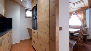 Apartment (4 Bedrooms) | Private kitchen | Fridge, microwave, oven, stovetop - Italianway - Sertorelli 64 (Bormio)