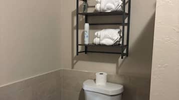 Douche, baignoire Ă jets, sĂšche-cheveux, serviettes fournies