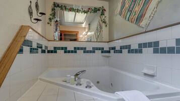Jetted tub, hair dryer, towels