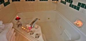 Bañera de hidromasaje, secador de pelo y toallas