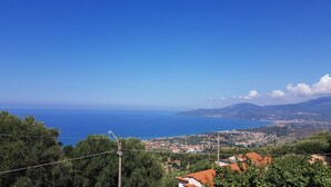 A coastal town with a clear view of the sea and mountains in the distance. - Apartment among ancient olive trees a short distance from the excavations of Velia. Sea view (Ascea)