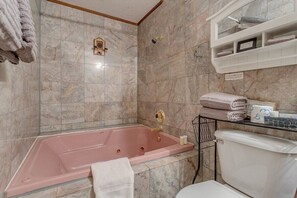 Chuveiro, banheira de hidromassagem, secador de cabelo, toalhas de banho