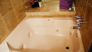 Douche, baignoire Ă  jets, sĂšche-cheveux, serviettes fournies