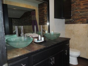 Shower, jetted bath, hair dryer, towels