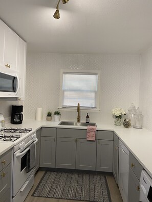 Jääkaappi, mikroaaltouuni, uuni, liesi