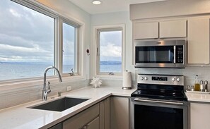 Een koelkast, een magnetron, een oven, een kookplaat