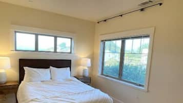 3 bedrooms, desk, iron/ironing board, free WiFi