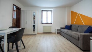 Studio familial (0 Bedroom) | Aire de séjour | Téléviseur à écran plat de 24 po avec télévision par câble, téléviseur