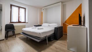 Tabla de planchar con plancha y ropa de cama 