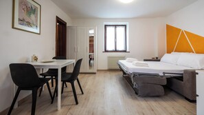 Studio Familial (0 Bedroom) | Coin séjour | Télévision à écran plat de 24 pouces avec chaînes par câble, télévision