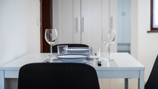 A dining table set with plates, glasses, and cutlery. - Italianway - Castellana Mono 68 (Udine)