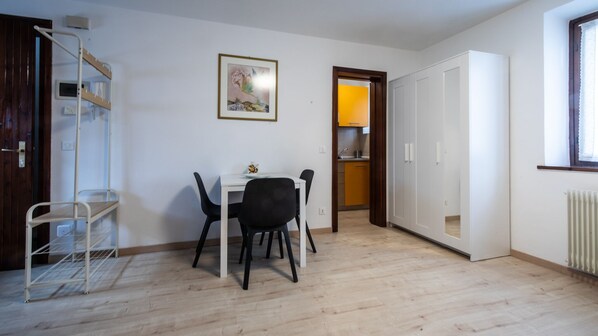 Studio Familial (0 Bedroom) | Coin séjour | Télévision à écran plat de 24 pouces avec chaînes par câble, télévision