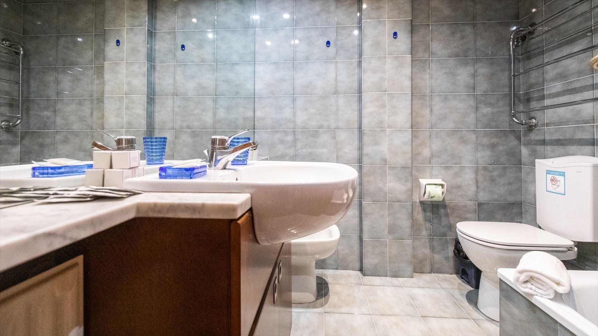 Un baño moderno con lavamanos amplio, inodoro y zona de ducha.