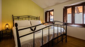 Apartament (1 Bedroom) | 1 dormitori, planxa i posts de planxar i roba de llit