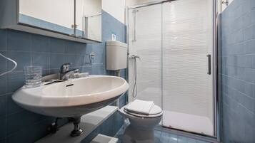 Căn hộ (1 Bedroom) | Phòng tắm | Buồng tắm vòi sen, chậu vệ sinh/vòi rửa