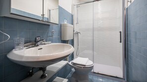 Apartment (1 Bedroom) | Bathroom | Shower - Italianway - Castellana 68 (Udine)