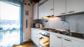 Classic Studio (0 Bedroom) | Private kitchen | Fridge, microwave, oven, electric kettle
