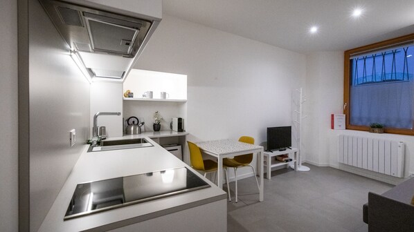 Appartement (0 Bedroom) | Cuisine privée | Réfrigérateur, micro-ondes, four, machine à expresso
