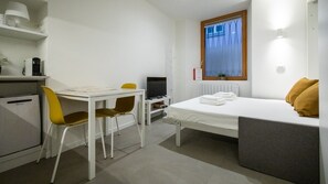 Huoneisto (0 Bedroom) | Silitysrauta/-lauta, vuodevaatteet