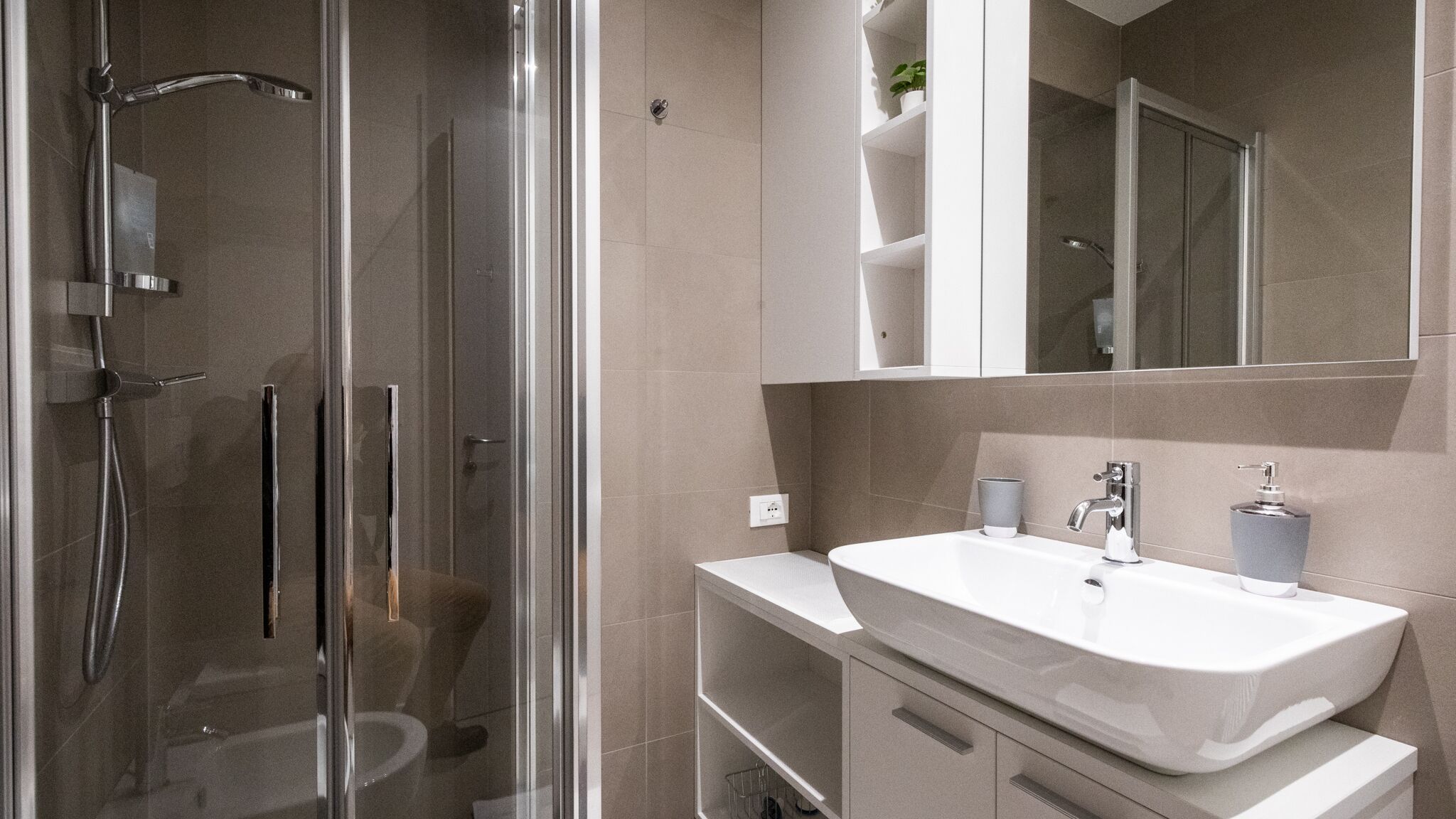 Appartement (0 Bedroom) | Badkamer | Een douche, een bidet