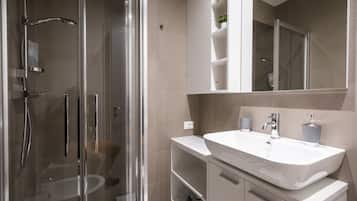 Căn hộ (0 Bedroom) | Phòng tắm | Buồng tắm vòi sen, chậu vệ sinh/vòi rửa