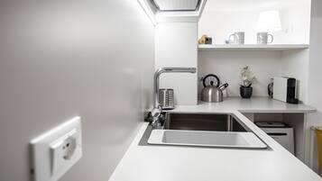 Departamento (0 Bedroom) | Cocina privada | Refrigerador, microondas, horno y cafetera de espresso