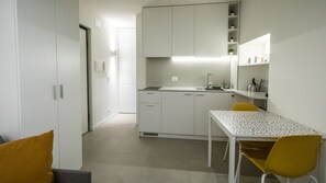 Huoneisto (0 Bedroom) | Yksityinen keittiö | Jääkaappi, mikroaaltouuni, uuni, espressokone