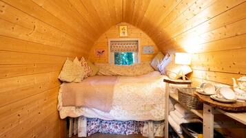 1 bedroom, bed sheets