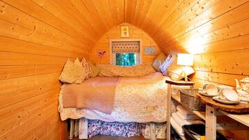 1 bedroom, bed sheets