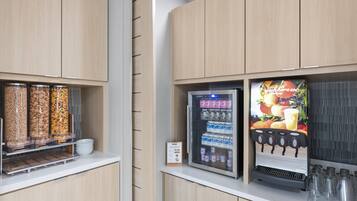 Un espace de libre-service où l'on peut se servir des boissons fraîches et choisir parmi une variété d'en-cas.
