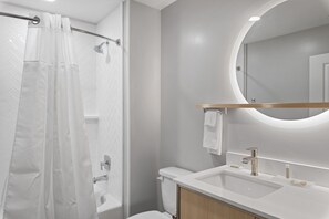 Een regendouche, designer toiletartikelen, handdoeken
