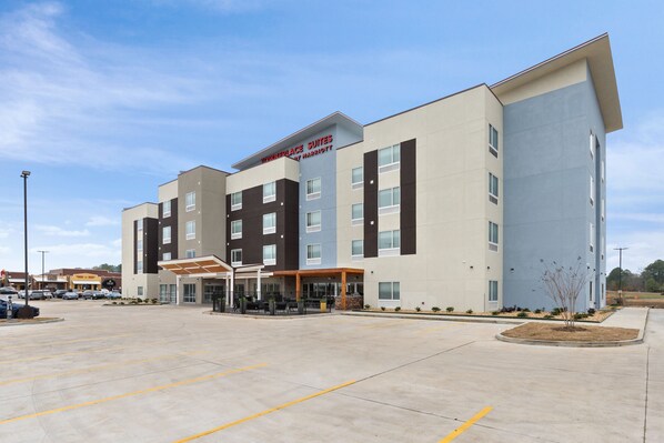 A modern hotel with a flat roof, multiple floors, and a large parking lot. - Towneplace Suites By Marriott White Hall (White Hall)