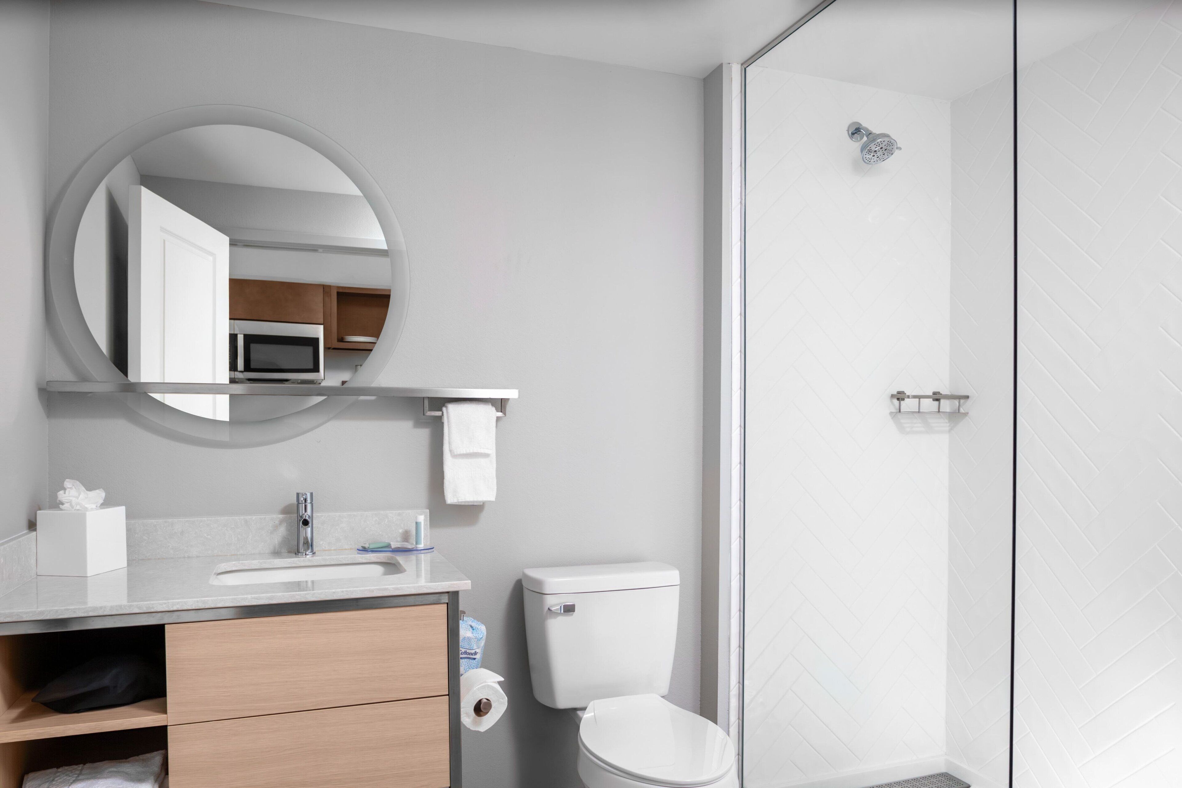 Ein modernes Badezimmer mit Toilette, Waschbecken und Dusche.