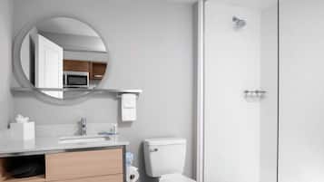 Ein modernes Badezimmer mit Toilette, Waschbecken und Dusche.