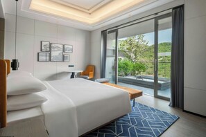 Premium bedding, individually decorated, desk, free WiFi - Sheraton Maoming Hot Spring Resort (Maoming)