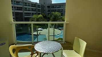 Apartment | Outdoor dining