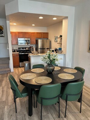 Dining - Clean Spacious Townhome in a Gated Community close to Disney (Kissimmee)
