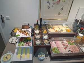 A buffet with various food options including salads, meats, and cheeses. - Hotel Zur Wartburg (Rheda-Wiedenbruck)