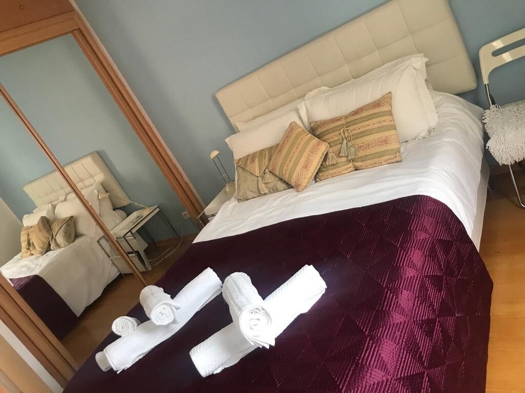 2 slaapkamers, een bureau, een strijkplank/strijkijzer, reisbedje