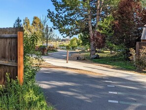 Property grounds - Bluebird Day - River Otter, Charming 1BR duplex in Old Downtown Bend (Bend)