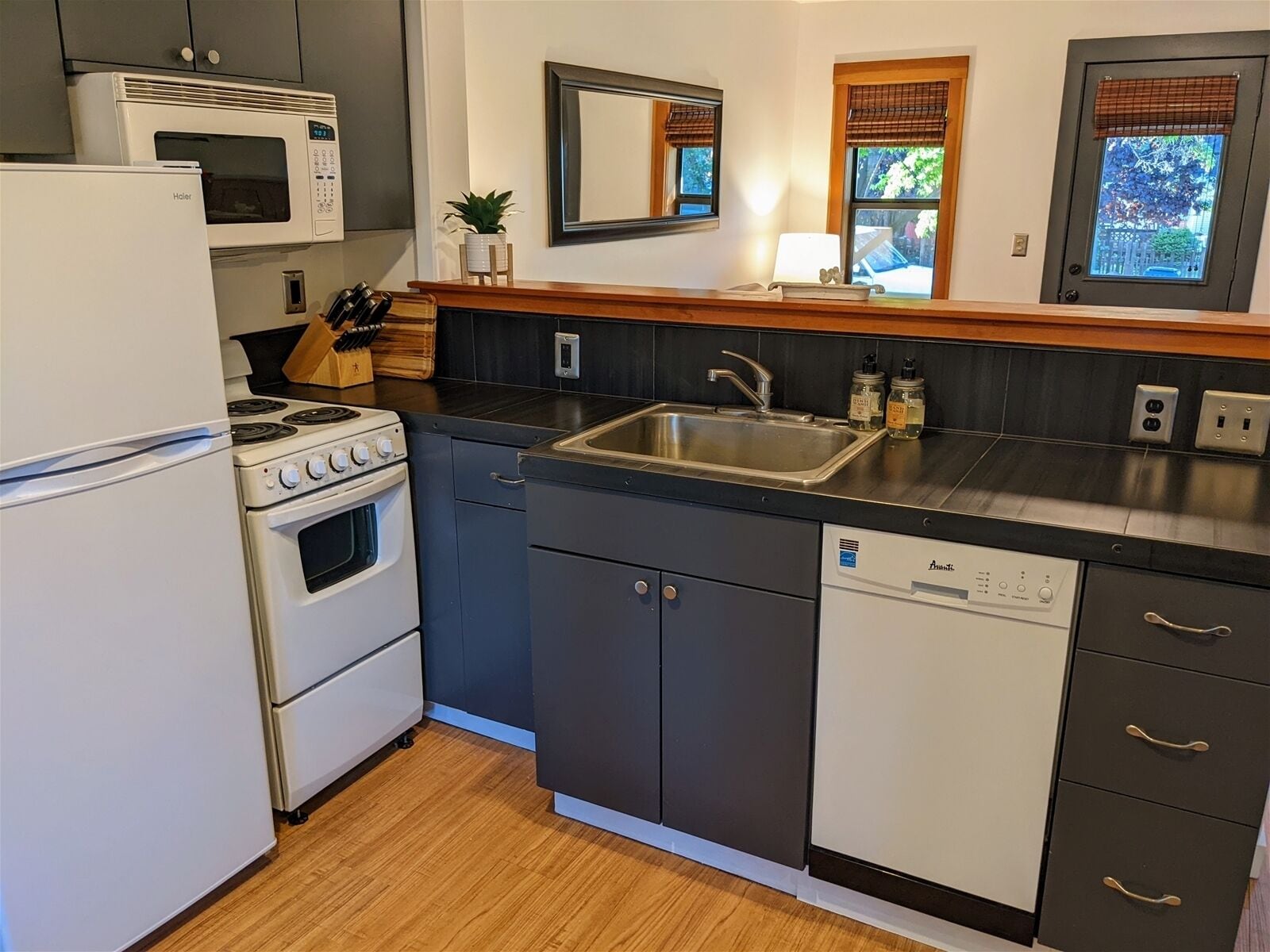 Kühlschrank, Mikrowelle, Ofen, Geschirrspüler