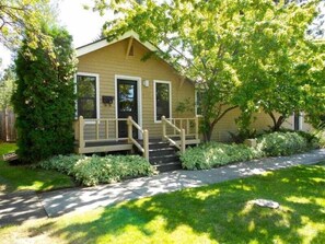 Exterior - Bluebird Day - River Otter, Charming 1BR duplex in Old Downtown Bend (Bend)