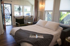 2 bedrooms, desk, iron/ironing board, WiFi