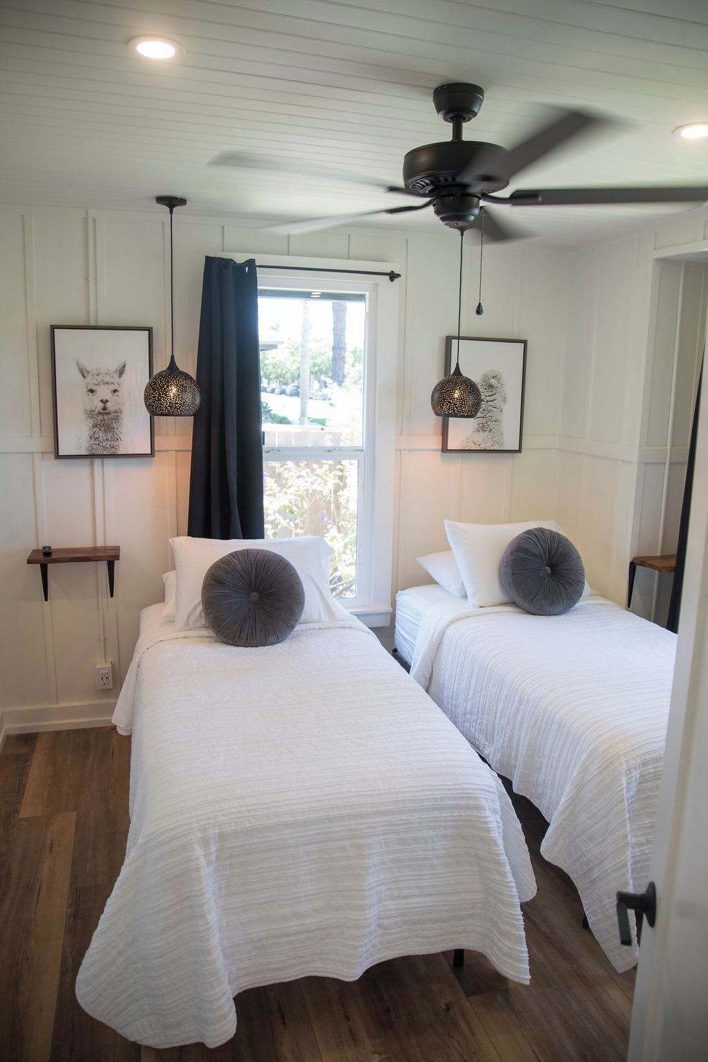 2 bedrooms, desk, iron/ironing board, WiFi