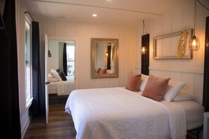 2 bedrooms, desk, iron/ironing board, WiFi