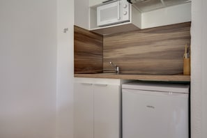 Fridge, microwave, coffee/tea maker, toaster - Le Loriot - One Bedroom Apartment, Sleeps 4 (Saint-Nic)