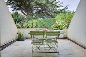 Outdoor dining - Le Loriot - One Bedroom Apartment, Sleeps 4 (Saint-Nic)