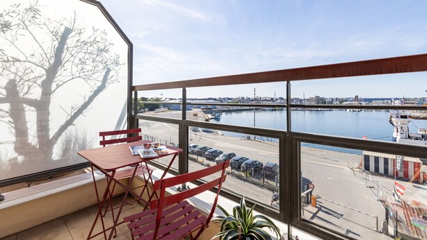 A balcony with a view of a marina and cityscape. - L'Airelle - Two Bedroom Apartment, Sleeps 4 (Saint-Malo)